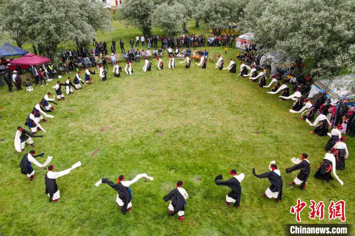 資料圖為西藏昌都丁青縣民眾跳歡快的鍋莊舞?！〗w波 攝