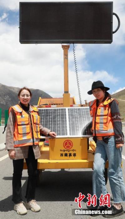 圖為萍措(右)在采訪過程中留影。(資料圖片) <a target='_blank' ><p  align=