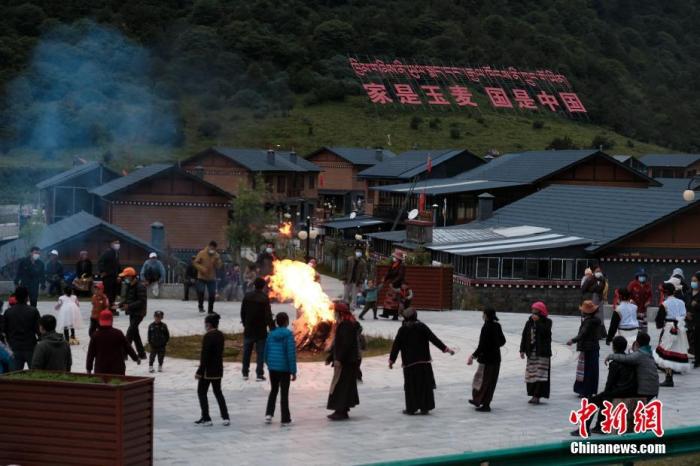 圖為8月5日，玉麥鄉(xiāng)民眾在鄉(xiāng)里跳鍋莊舞，從前的“三人鄉(xiāng)”熱鬧起來了。 <a target='_blank' ></p><p  align=