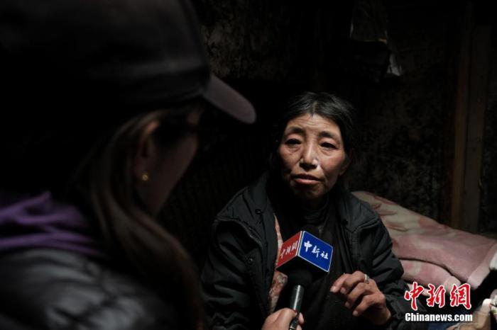 圖為8月6日，卓嘎在牧場小屋內(nèi)接受<a target='_blank' ></p><p  align=