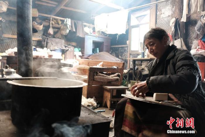 圖為8月6日，60歲的卓嘎在玉麥鄉(xiāng)牧場放牧點(diǎn)制作奶渣。 <a target='_blank' ></p><p  align=