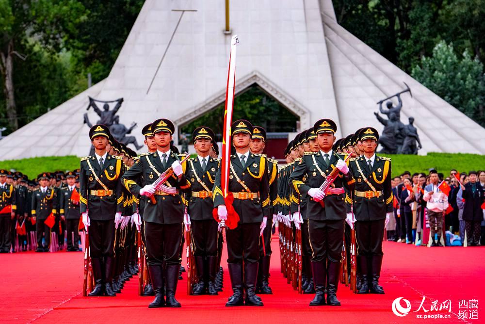 8月19日10時(shí)，慶祝西藏和平解放70周年大會(huì)在拉薩市布達(dá)拉宮廣場(chǎng)隆重舉行。這是大會(huì)舉行升旗儀式。徐馭堯 攝