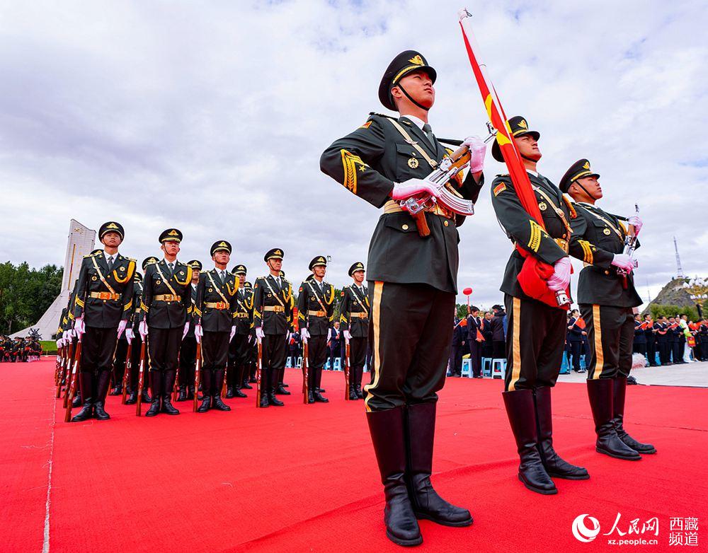8月19日10時(shí)，慶祝西藏和平解放70周年大會(huì)在拉薩市布達(dá)拉宮廣場(chǎng)隆重舉行。這是大會(huì)舉行升旗儀式。徐馭堯 攝