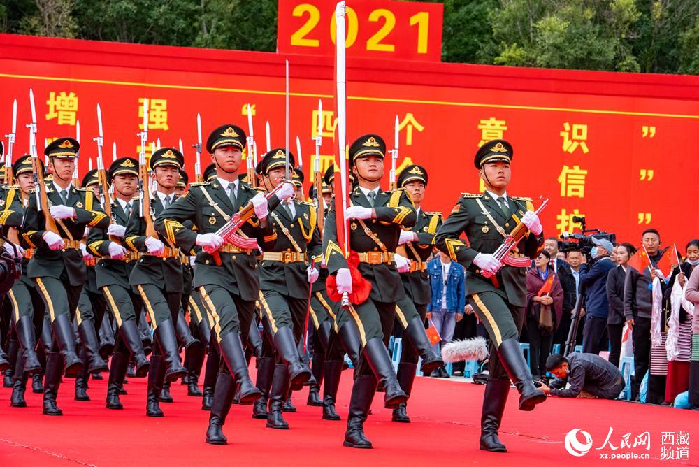 8月19日10時(shí)，慶祝西藏和平解放70周年大會(huì)在拉薩市布達(dá)拉宮廣場(chǎng)隆重舉行。這是大會(huì)舉行升旗儀式。徐馭堯 攝