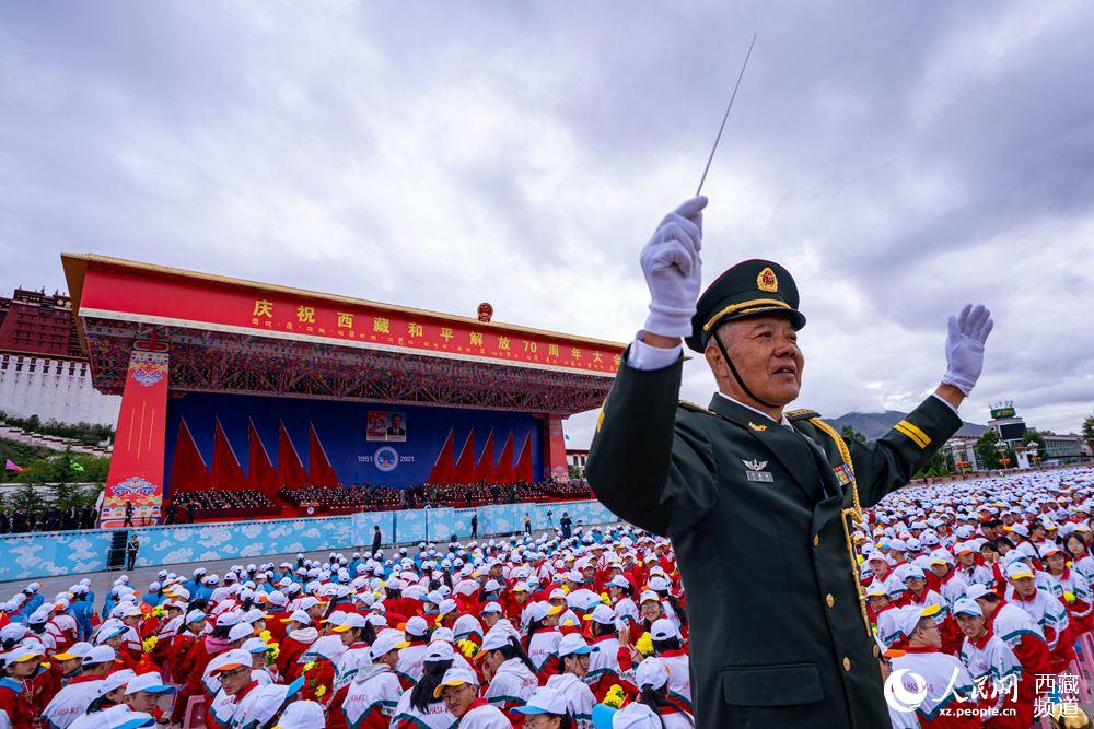 8月19日10時(shí)，慶祝西藏和平解放70周年大會(huì)在拉薩市布達(dá)拉宮廣場(chǎng)隆重舉行。徐馭堯 攝