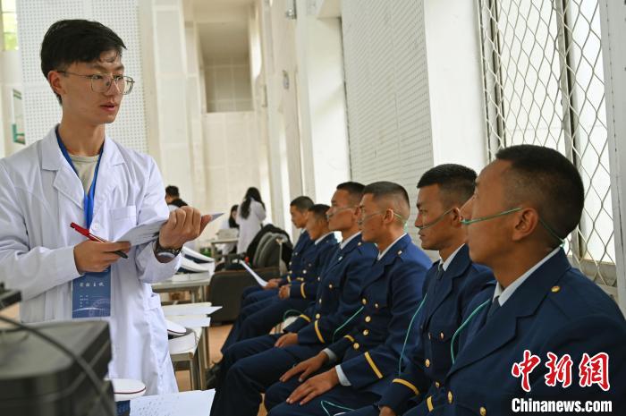 圖為研究團(tuán)隊(duì)成員登記消防員信息。　趙朗 攝