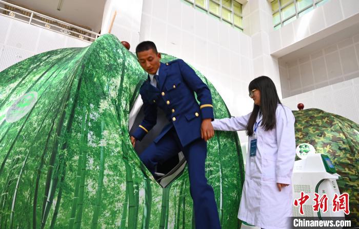 圖為參與完測試，消防員走出高壓氧倉?！≮w朗 攝