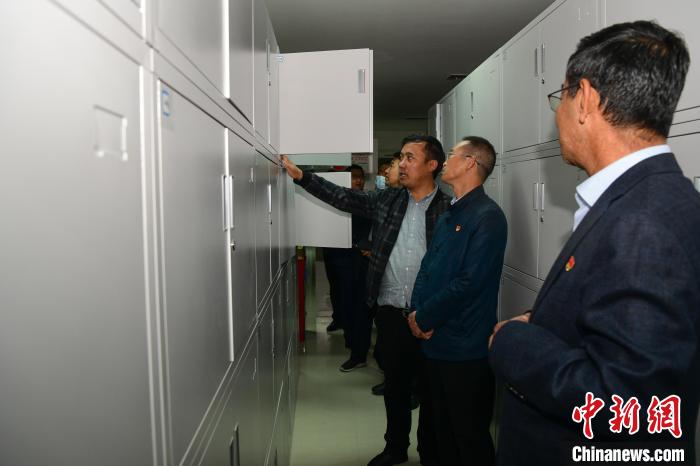 圖為參加西藏三大重點文物保護維修工程檔案移交進館儀式人員參觀拉薩市檔案館。　貢嘎來松 攝