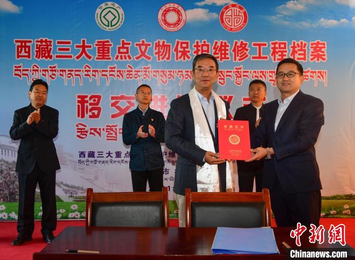 圖為西藏三大重點文物保護維修工程檔案移交進館儀式現(xiàn)場?！∝暩聛硭?攝