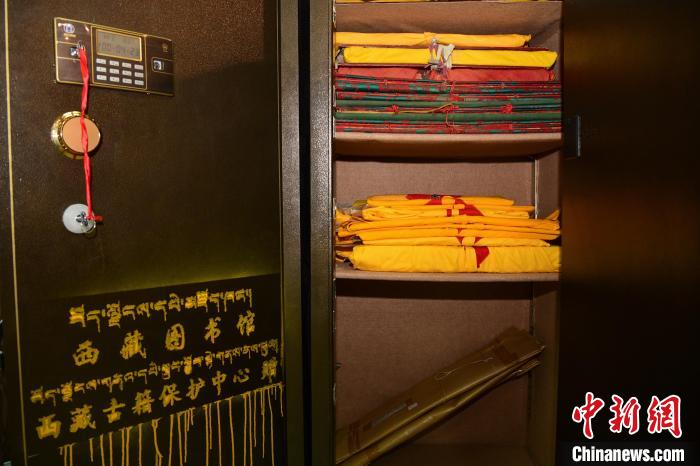 圖為拉薩市檔案館里收藏的藏文古籍?！∝暩聛硭?攝