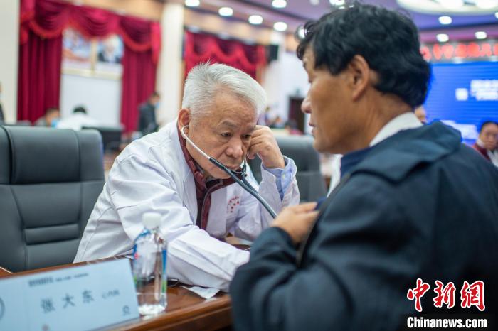 圖為專家團(tuán)隊(duì)在日喀則市開展義診活動(dòng)?！〉┰雠?攝