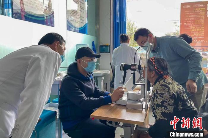 圖為9月10日，專家在日喀則藏康醫(yī)院開展義診活動?！×貉喷?攝