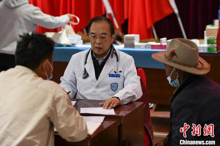 北京大學(xué)人民醫(yī)院心臟中心副主任、博士生導(dǎo)師王偉民為農(nóng)牧民問診?！〗w波 攝