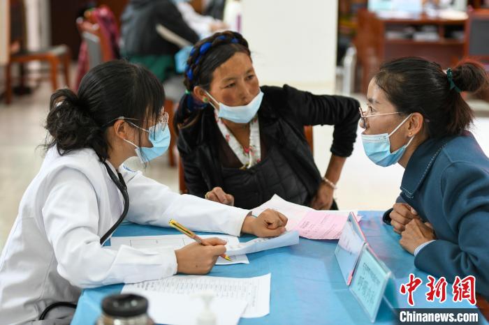 因不少農(nóng)牧民不會普通話，義診活動現(xiàn)場，鄉(xiāng)政府為每位醫(yī)生配了一名翻譯?！〗w波 攝