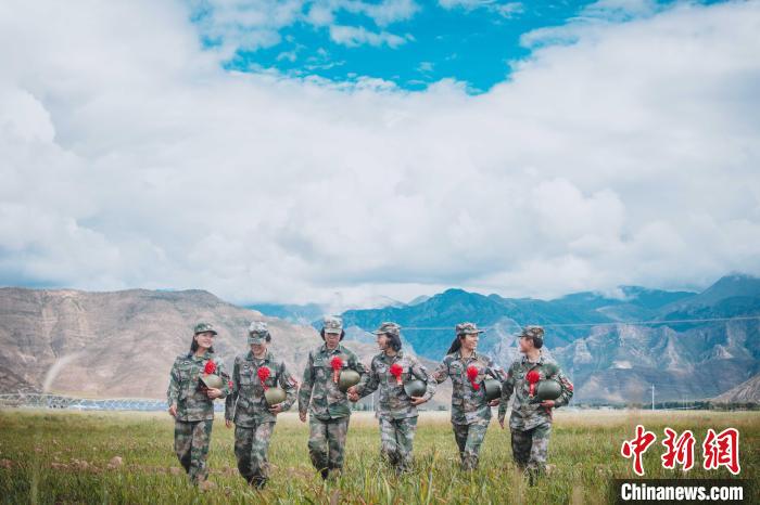 圖為身戴“首跳光榮”大紅花的女兵?！⊥跏鰱| 攝