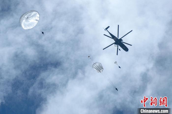 圖為傘降女兵在空中開(kāi)傘。　王述東 攝