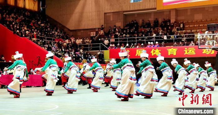 圖為西藏老年舞蹈隊齊跳傳統(tǒng)鍋莊舞?！∝暽＠?攝