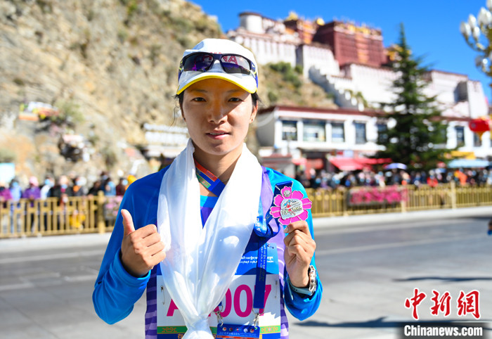 圖為女子半程馬拉松冠軍次仁措姆。 <a target='_blank' ><p  align=