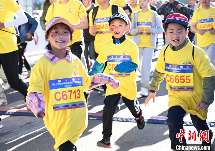 圖為當(dāng)?shù)貎和瘏⒓用阅惆氤恬R拉松。 <a target='_blank' ><p  align=