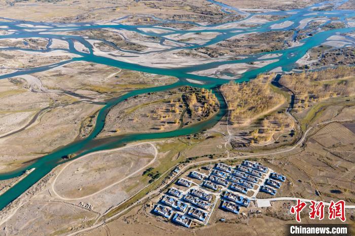 圖為10月16日，航拍高原河流拉薩河辮狀水系和河畔村莊，一派和諧景象?！〗w波 攝