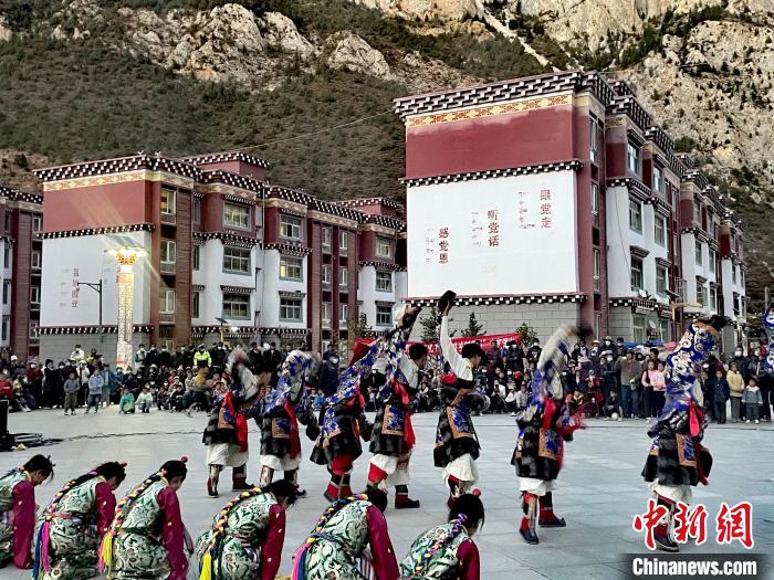 圖為文藝工作者在新村表演節(jié)目?！∽筘暱h委宣傳部 供圖