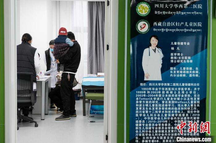 圖為四川大學(xué)華西第二醫(yī)院專(zhuān)家接診。　江飛波 攝
