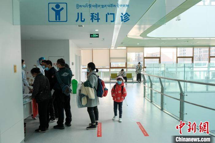 圖為兒科義診接診現(xiàn)場(chǎng)?！〗w波 攝