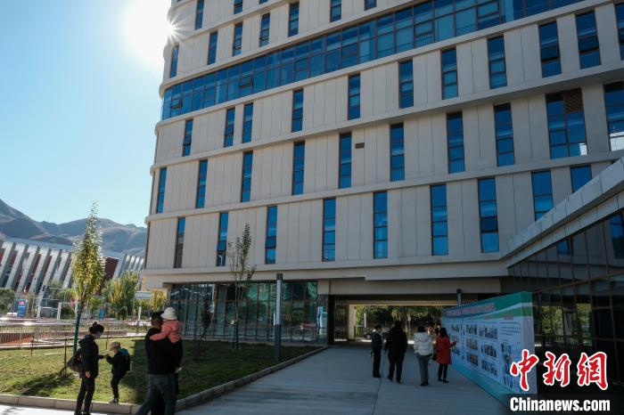 因疫情防控需要，此次義診活動(dòng)進(jìn)行了人數(shù)限定。圖為西藏民眾帶著孩子到醫(yī)院就診?！〗w波 攝