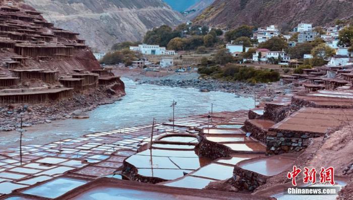 資料圖為芒康千年古鹽田。 <a target='_blank' ><p  align=