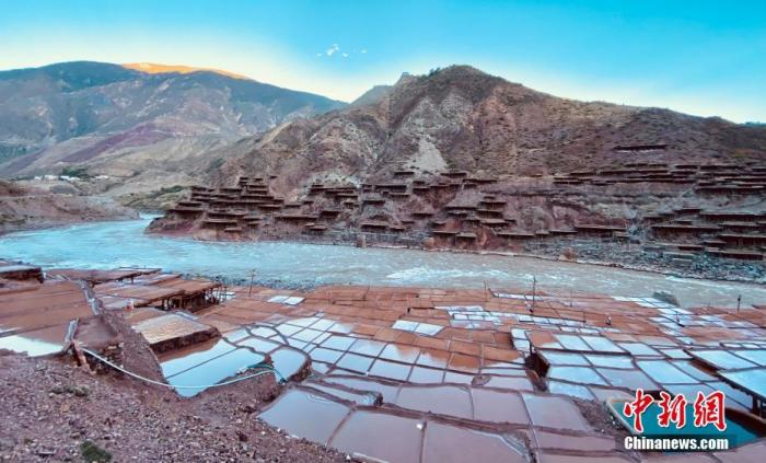 資料圖為芒康千年古鹽田。 <a target='_blank' ><p  align=