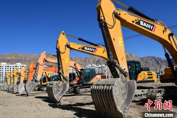 圖為人大附中拉薩學(xué)校開工奠基儀式現(xiàn)場?！∝暩聛硭?攝