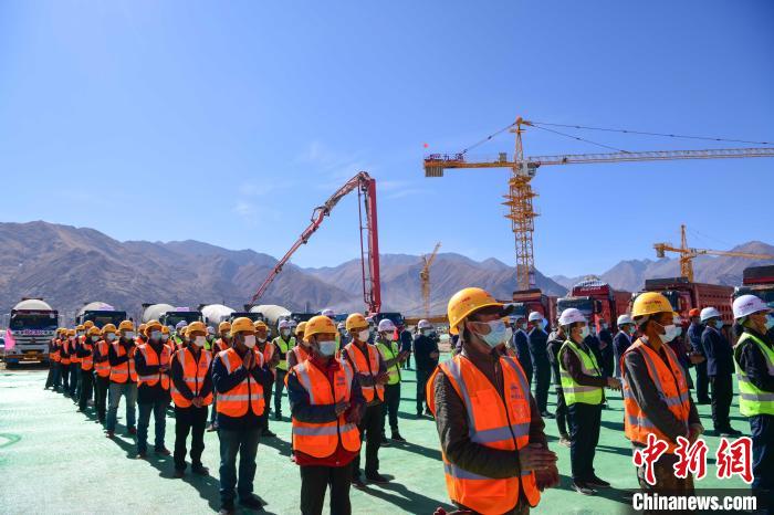 圖為人大附中拉薩學(xué)校開工奠基儀式現(xiàn)場?！∝暩聛硭?攝