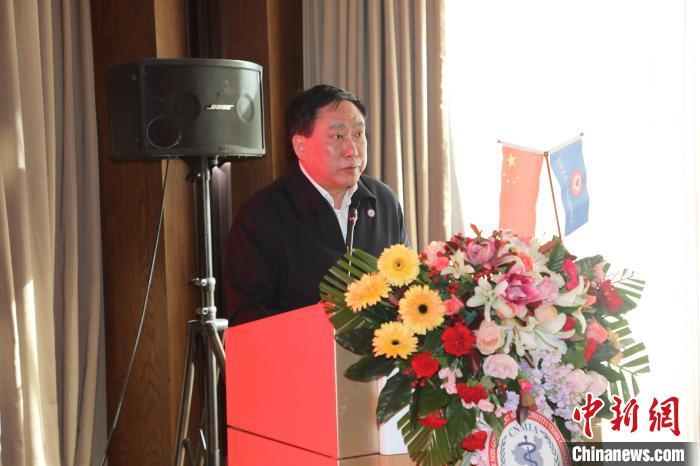 圖為中國(guó)非公立醫(yī)療機(jī)構(gòu)協(xié)會(huì)常務(wù)副會(huì)長(zhǎng)兼秘書長(zhǎng)郝德明致辭。　韓相澤 攝