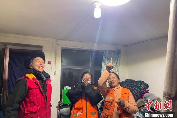 青藏公路109道班接入大網(wǎng)電?！?閆昱翰 　攝