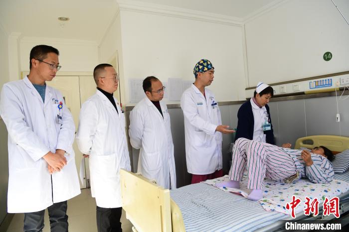 圖為何蔚副主任醫(yī)師(站右二)及團(tuán)隊(duì)術(shù)后指導(dǎo)患者進(jìn)行腰背肌鍛煉?！∝暩聛硭?攝