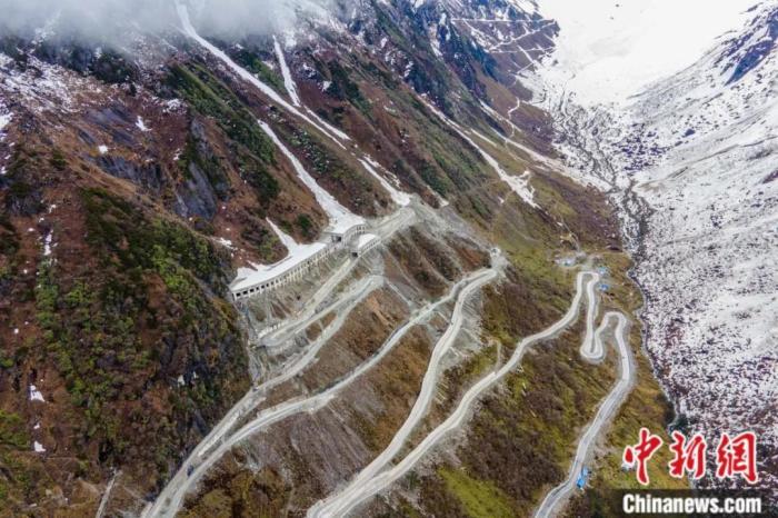 圖為嘎隆拉隧道南段，穿過該隧道后便正式進入了墨脫縣范圍。