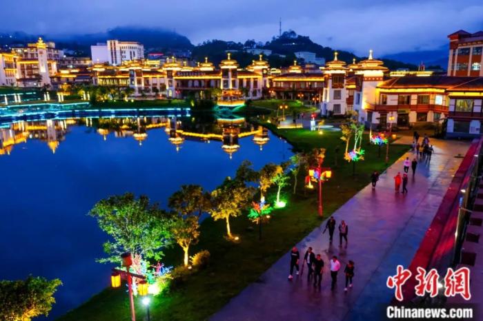 墨脫入夜，華燈初上，昔日“高原孤島”如今日漸繁華。