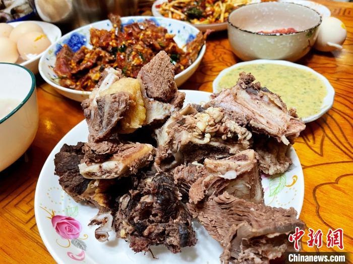 圖為除夕之夜的大餐。　冉文娟 攝