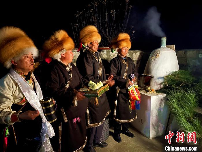 圖為除夕之夜進(jìn)行的驅(qū)鬼儀式?！∪轿木?攝