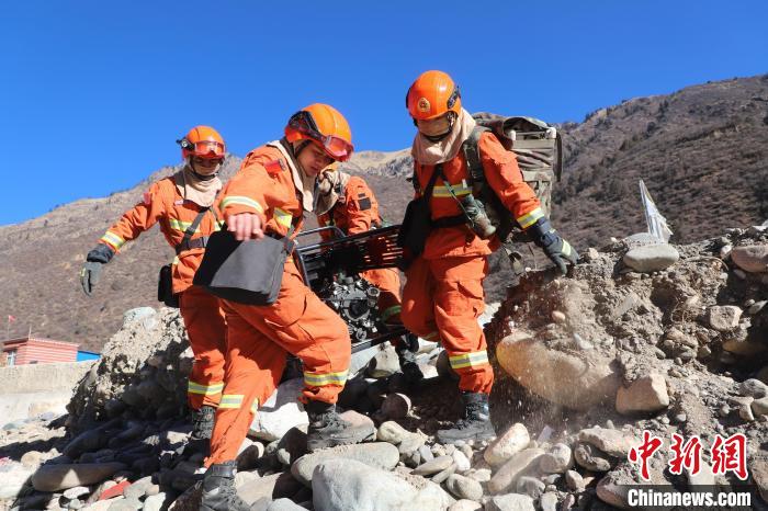 圖為參訓(xùn)消防指戰(zhàn)員密切配合進(jìn)行訓(xùn)練?！〔际猩窒乐ш?duì)江達(dá)縣中隊(duì) 攝
