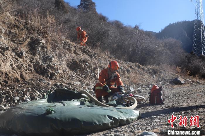 圖為參訓(xùn)消防指戰(zhàn)員架設(shè)蓄水池?！〔际猩窒乐ш?duì)江達(dá)縣中隊(duì) 攝