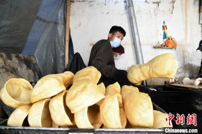 圖為拉薩手藝人制作藏歷新年供品“德卡”。　貢嘎來松 攝