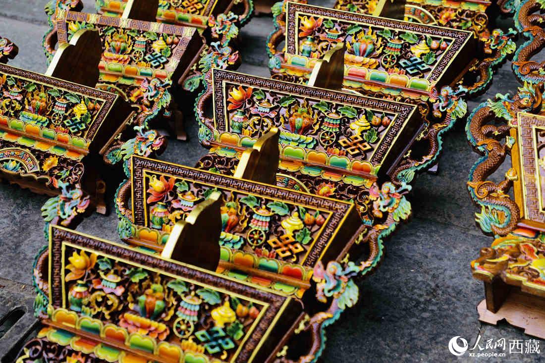 年貨市場上的切瑪盒。（切瑪盒是藏歷新年吉祥物，是在精制斗型木盒中用隔板分開，分別盛入炒麥粒和糌粑，插上“仔卓”，象征著人壽年豐、吉祥如意。）人民網(wǎng) 次仁羅布攝
