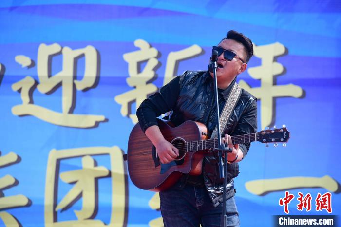 圖為文藝匯演現(xiàn)場(chǎng)?！∝暩聛硭?攝