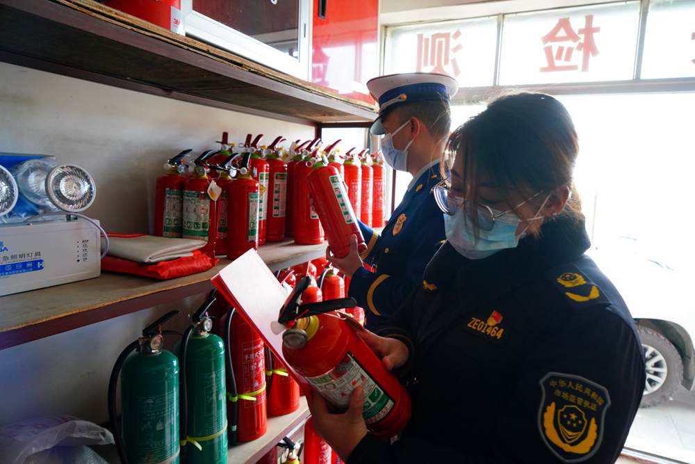 檢查消防器材。圖片由那曲消防提供