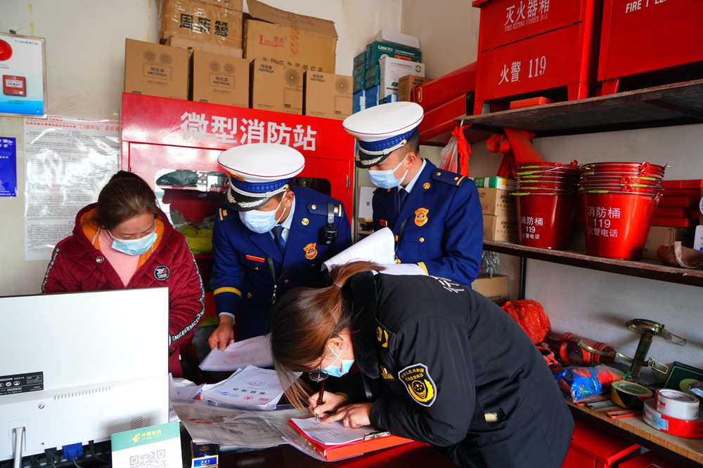 檢查消防器材。圖片由那曲消防提供