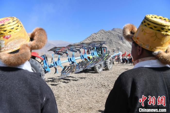 圖為拉薩市曲水縣茶巴朗村春耕儀式現(xiàn)場?！∝暩聛硭?攝