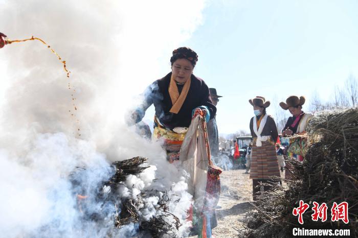 圖為拉薩市曲水縣茶巴朗村村民在春耕儀式前煨桑?！∝暩聛硭?攝