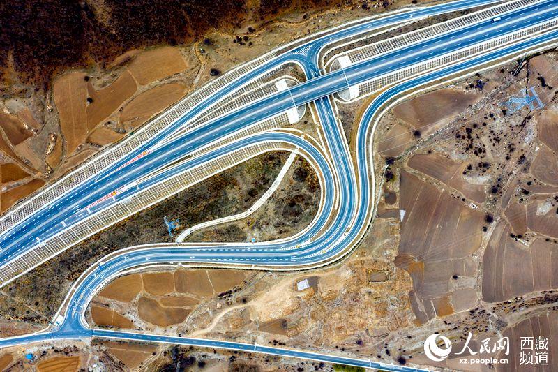 拉林高等級公路。徐馭堯攝