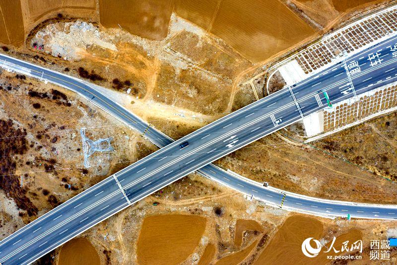 拉林高等級公路。徐馭堯攝